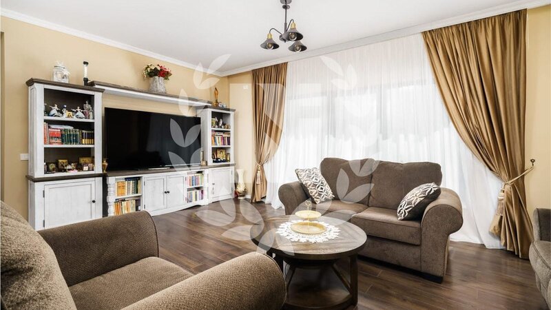 Langa Colosseum Mall si Metrou Straulesti, apartament 5 camere cu terasa si curte generoasa.