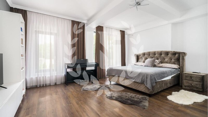 Langa Colosseum Mall si Metrou Straulesti, apartament 5 camere cu terasa si curte generoasa.
